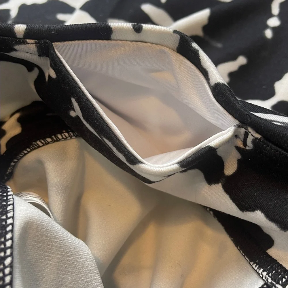 ALO Yoga Airbrush Capri white black tie dye L